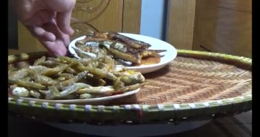 Kızarmış yengeç ve balık tabakta. Bu yengeç ve balık yemeği baharat ve unla kızartılır.