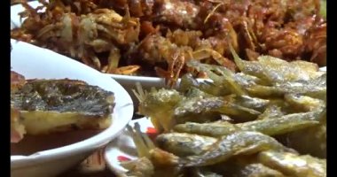 Kızarmış yengeç ve balık tabakta. Bu yengeç ve balık yemeği baharat ve unla kızartılır.