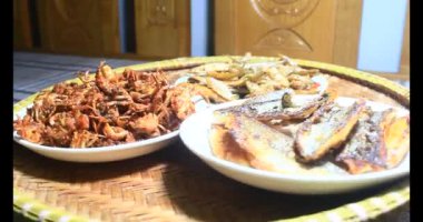 Kızarmış yengeç ve balık tabakta. Bu yengeç ve balık yemeği baharat ve unla kızartılır.