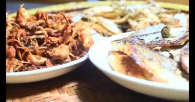 Kızarmış yengeç ve balık tabakta. Bu yengeç ve balık yemeği baharat ve unla kızartılır.