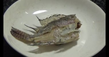 Lahanalı balık çorbası pişir. Bu yemek tilapia eti ve lahanadan yapılır.