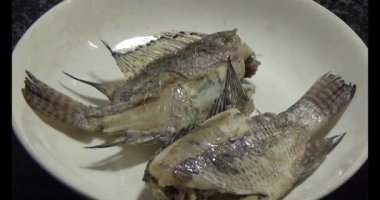 Lahanalı balık çorbası pişir. Bu yemek tilapia eti ve lahanadan yapılır.