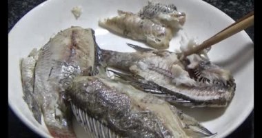 Lahanalı balık çorbası pişir. Bu yemek tilapia eti ve lahanadan yapılır.