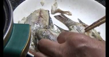 Lahanalı balık çorbası pişir. Bu yemek tilapia eti ve lahanadan yapılır.