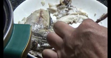 Lahanalı balık çorbası pişir. Bu yemek tilapia eti ve lahanadan yapılır.