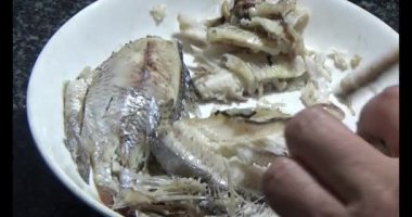 Lahanalı balık çorbası pişir. Bu yemek tilapia eti ve lahanadan yapılır.