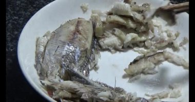 Lahanalı balık çorbası pişir. Bu yemek tilapia eti ve lahanadan yapılır.