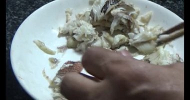 Lahanalı balık çorbası pişir. Bu yemek tilapia eti ve lahanadan yapılır.