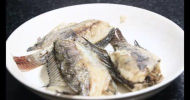 Lahanalı balık çorbası pişir. Bu yemek tilapia eti ve lahanadan yapılır.