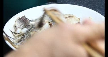 Lahanalı balık çorbası pişir. Bu yemek tilapia eti ve lahanadan yapılır.