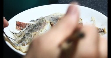 Lahanalı balık çorbası pişir. Bu yemek tilapia eti ve lahanadan yapılır.