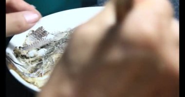 Lahanalı balık çorbası pişir. Bu yemek tilapia eti ve lahanadan yapılır.