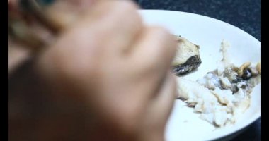 Lahanalı balık çorbası pişir. Bu yemek tilapia eti ve lahanadan yapılır.