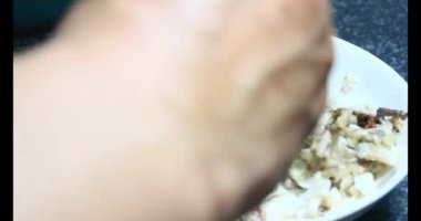 Lahanalı balık çorbası pişir. Bu yemek tilapia eti ve lahanadan yapılır.