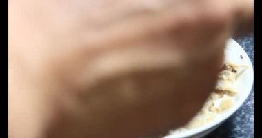 Lahanalı balık çorbası pişir. Bu yemek tilapia eti ve lahanadan yapılır.