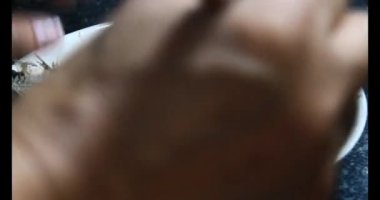 Lahanalı balık çorbası pişir. Bu yemek tilapia eti ve lahanadan yapılır..