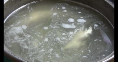 Lahanalı balık çorbası pişir. Bu yemek tilapia eti ve lahanadan yapılır..