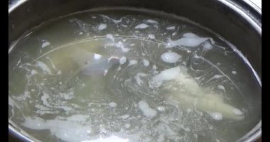 Lahanalı balık çorbası pişir. Bu yemek tilapia eti ve lahanadan yapılır..