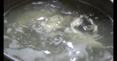 Lahanalı balık çorbası pişir. Bu yemek tilapia eti ve lahanadan yapılır..