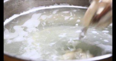 Lahanalı balık çorbası pişir. Bu yemek tilapia eti ve lahanadan yapılır..