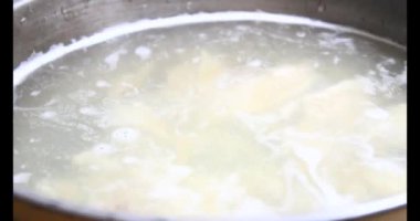 Lahanalı balık çorbası pişir. Bu yemek tilapia eti ve lahanadan yapılır..