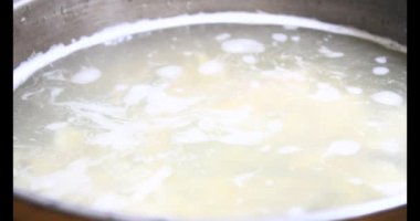 Lahanalı balık çorbası pişir. Bu yemek tilapia eti ve lahanadan yapılır..