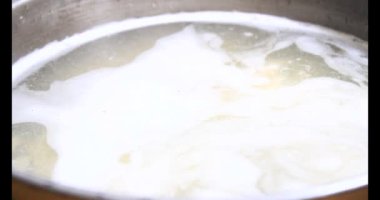 Lahanalı balık çorbası pişir. Bu yemek tilapia eti ve lahanadan yapılır..