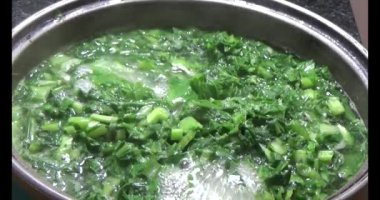 Lahanalı balık çorbası pişir. Bu yemek tilapia eti ve lahanadan yapılır..