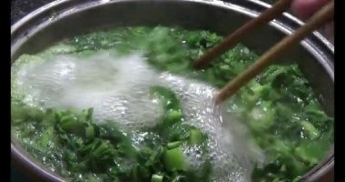 Lahanalı balık çorbası pişir. Bu yemek tilapia eti ve lahanadan yapılır..