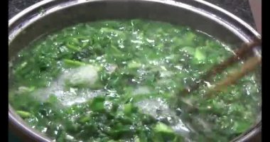 Lahanalı balık çorbası pişir. Bu yemek tilapia eti ve lahanadan yapılır..