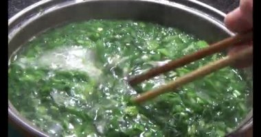 Lahanalı balık çorbası pişir. Bu yemek tilapia eti ve lahanadan yapılır..