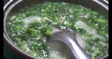 Lahanalı balık çorbası pişir. Bu yemek tilapia eti ve lahanadan yapılır..