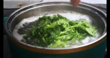 Lahanalı balık çorbası pişir. Bu yemek tilapia eti ve lahanadan yapılır..