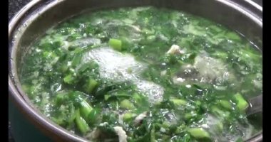 Lahanalı balık çorbası pişir. Bu yemek tilapia eti ve lahanadan yapılır..