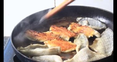 Tabakta kızarmış balık