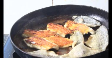 Tabakta kızarmış balık