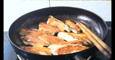 Tabakta kızarmış balık