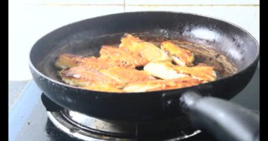 Tabakta kızarmış balık