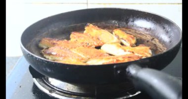 Tabakta kızarmış balık