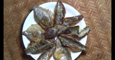 Tabakta kızarmış balık