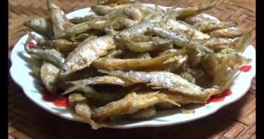 Tabakta kızarmış balık