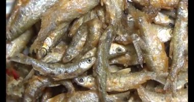 Tabakta kızarmış balık