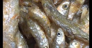 Tabakta kızarmış balık