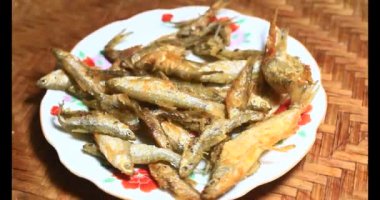 Tabakta kızarmış balık