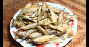 Tabakta kızarmış balık