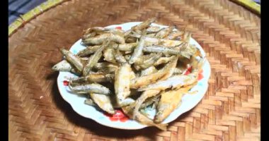 Tabakta kızarmış balık