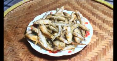 Tabakta kızarmış balık