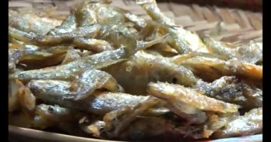 Tabakta kızarmış balık