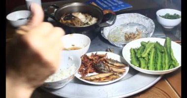 Asyalı aile pirinç yiyor.