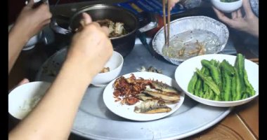 Asyalı aile pirinç yiyor.